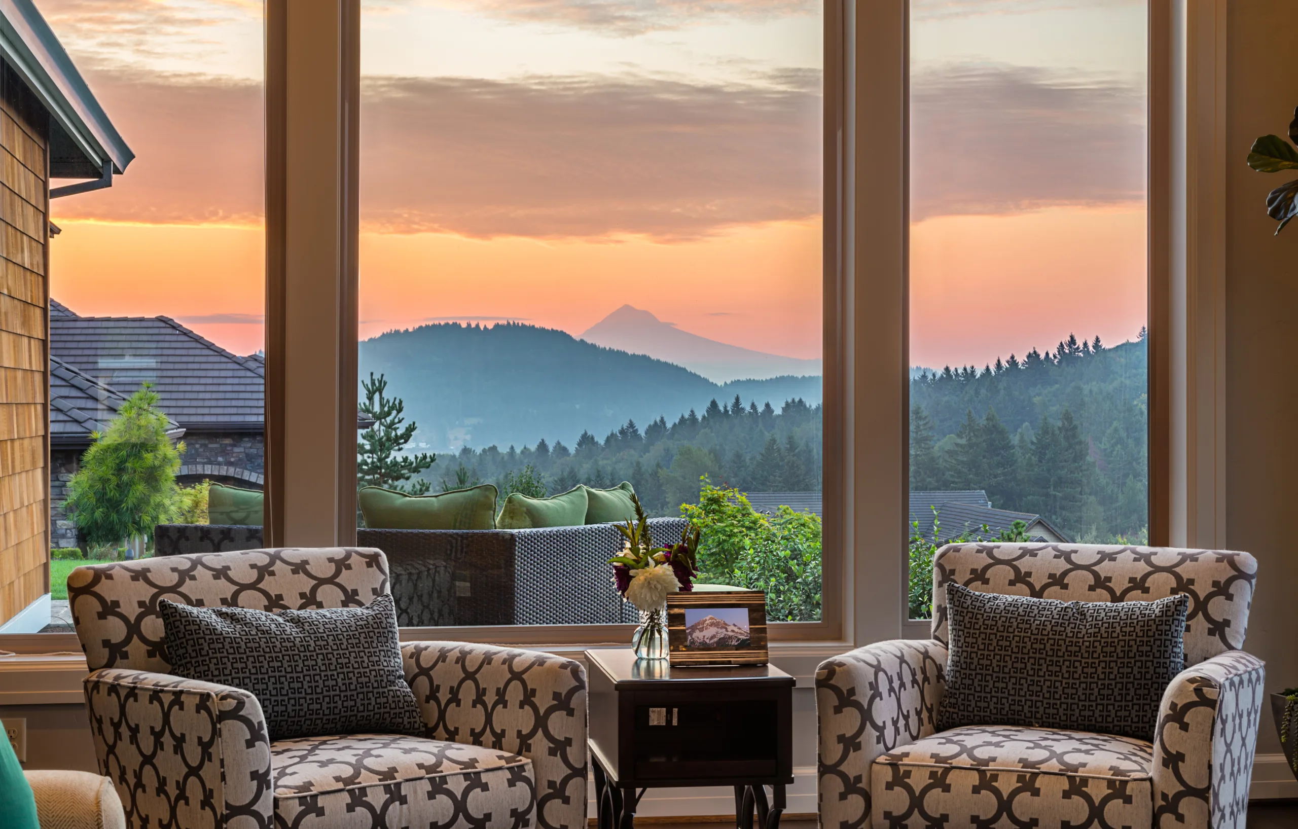 Hermosa sala de estar con ventanal con vistas al amanecer.