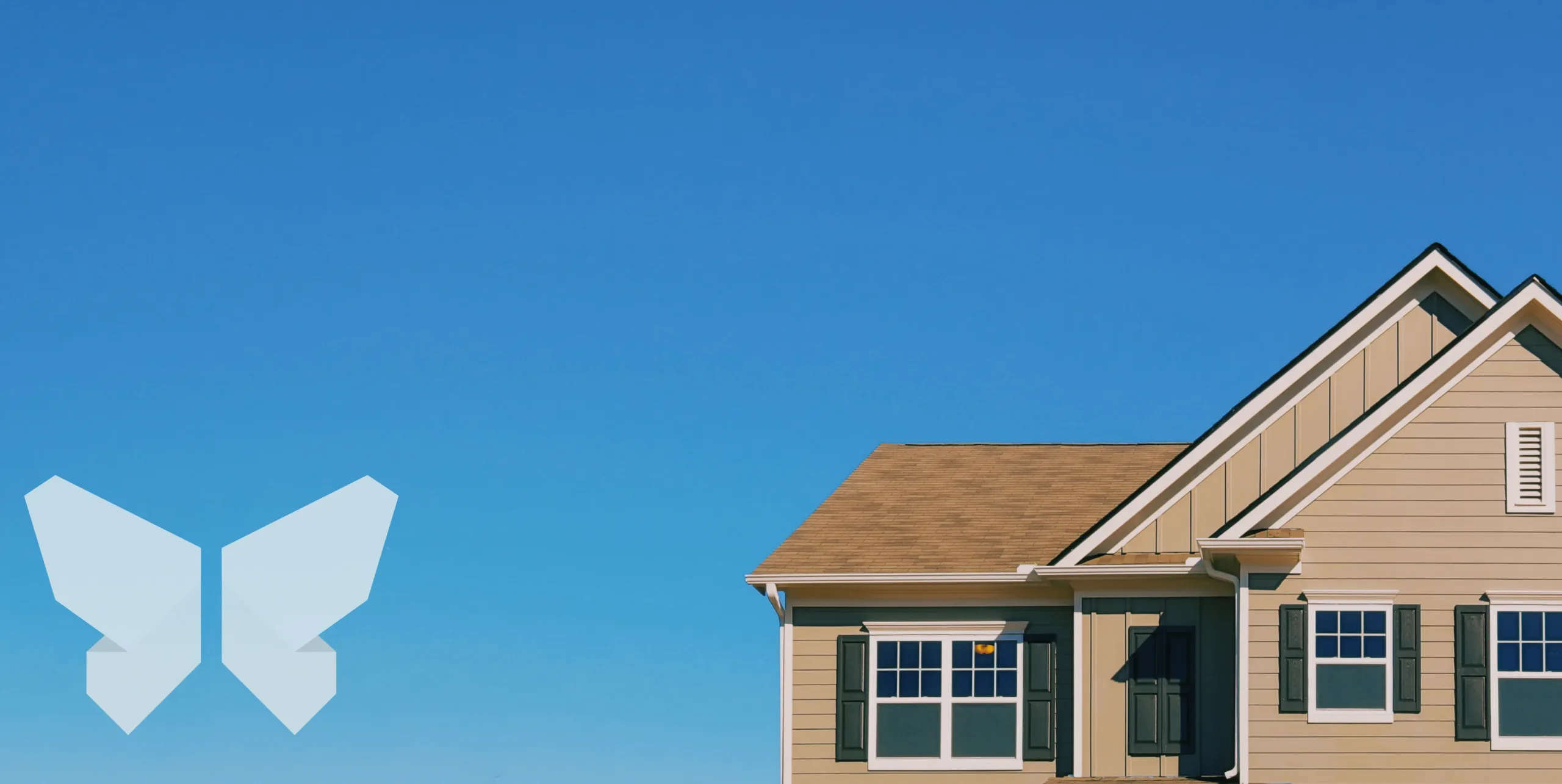 Logotipo DaBella en un cielo azul junto a una casa con revestimiento de fibrocemento James Hardie