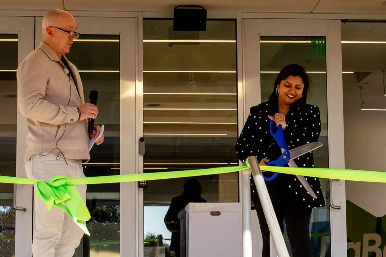 DaBella, empresa nacional de servicios de mejora del hogar, celebra la inauguración de su nueva sede con un corte de cinta