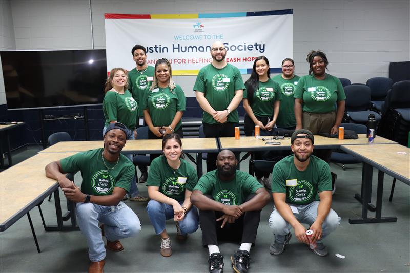 El equipo de DaBella en Austin colabora con la Austin Humane Society
