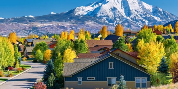Rocky mountains in the background of a neighborhood in Colorado